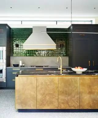 שילוב של שני רעיונות גב למטבח המשלבים אריחי מטבח ירוקים ואבן קוורץ