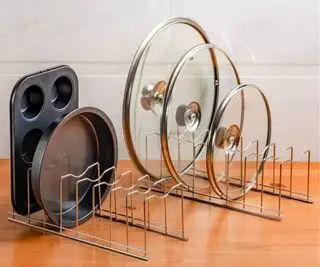 Couvercles de casseroles sur support à assiettes