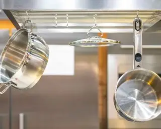 casseroles et couvercles suspendus à un support de rangement suspendu