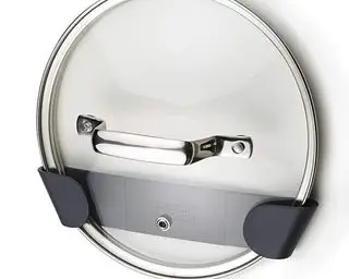 couvercle du pot maintenu par un organisateur adhésif