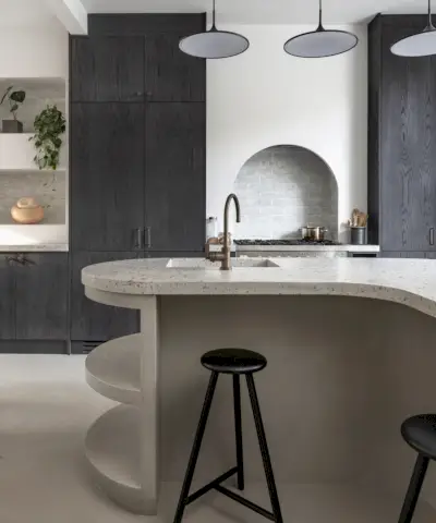 Îlot de cuisine avec un évier de préparation installé