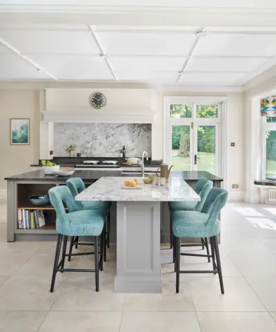 cuisine moderne neutre avec îlot de cuisine