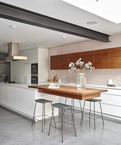 Une cuisine Gary avec un îlot de cuisine incurvé avec des panneaux cannelés