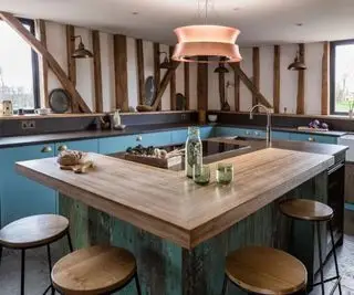 Cuisine traditionnelle avec un îlot de cuisine en forme de L pour maximiser l'espace salon