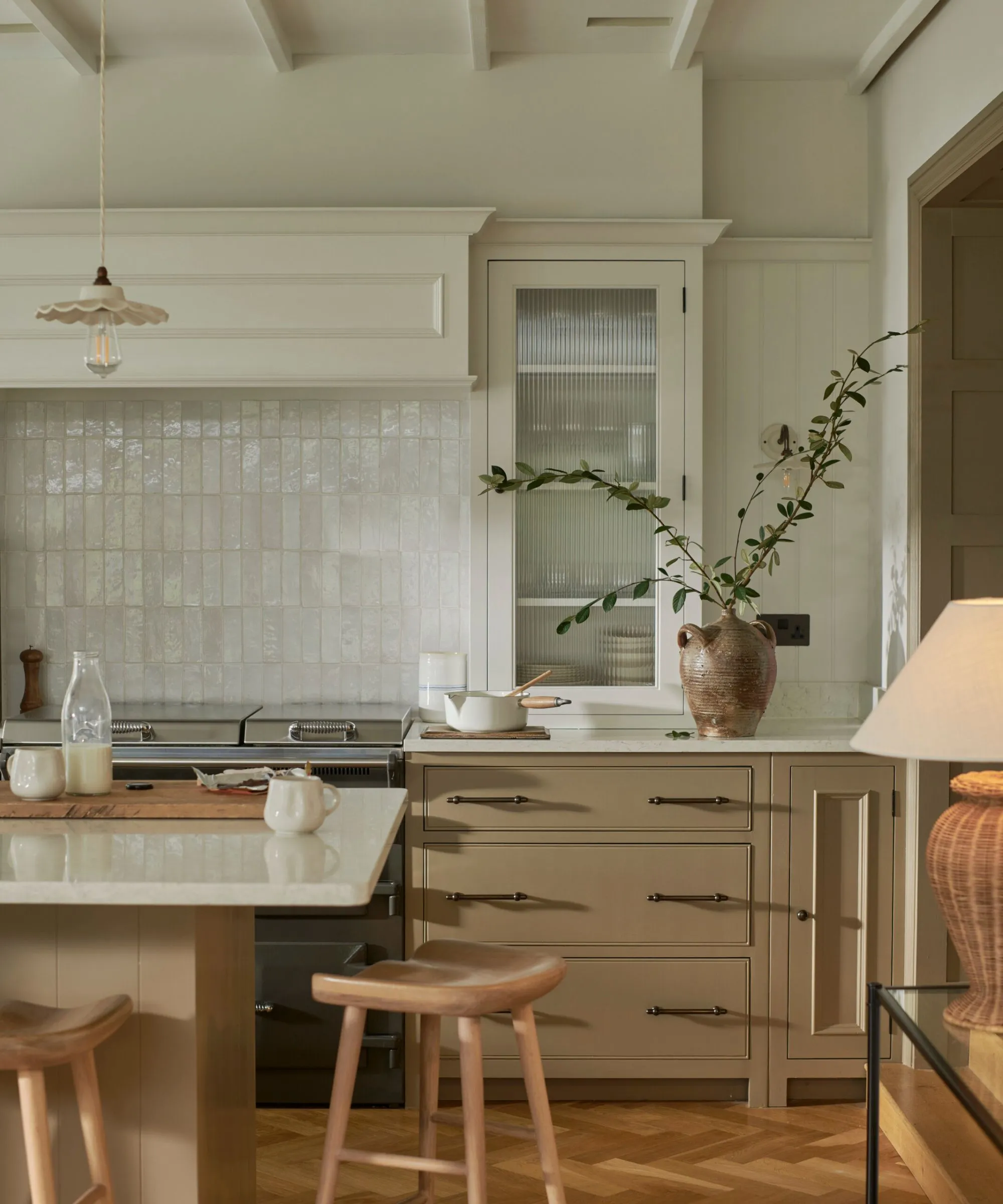 따뜻한 베이지색 캐비닛, 흰색 조리대, 타일과 패널 백스플래시가 혼합된 주방' loading='lazy' title=