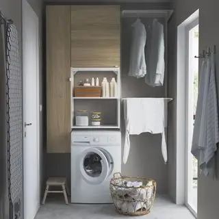 Buanderie avec meuble de rangement Ikea Enhet et tringles à linge