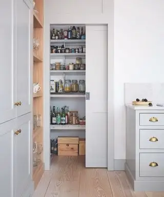 armoire de garde-manger avec porte escamotable