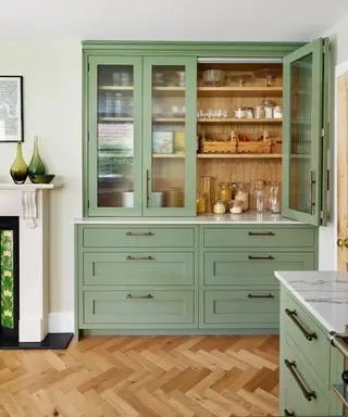 Garde-manger vert clair avec fenêtre en verre, extérieur en bois
