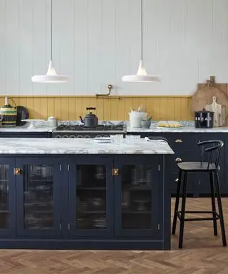 Une cuisine encastrée en bleu marine