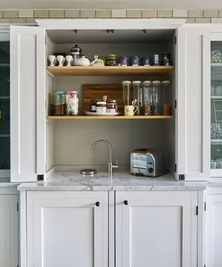 Garaje de electrodomésticos en una cocina.