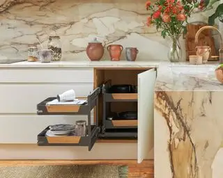 cocina con mueble extraíble en mueble esquinero