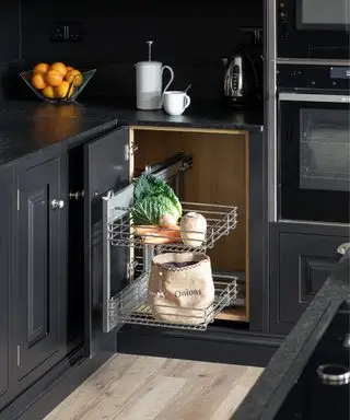 Los expertos comparten 8 reglas para armarios esquineros ultraorganizados en cocinas grandes y pequeñas