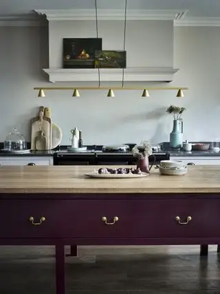 Îlot de couleur prune aubergine avec barre lumineuse en laiton au-dessus