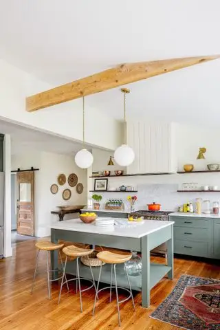 cuisine de ferme avec îlot de cuisine bleu avec étagère ouverte