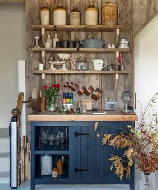 Idées de décoration murale de cuisine avec bardage en bois de récupération