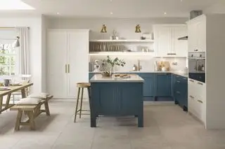 青と白のキャビネットのあるキッチンダイナー