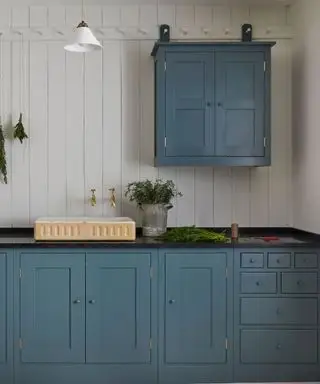 petite cuisine shaker bleue avec évier cannelé vintage par design anglais simple