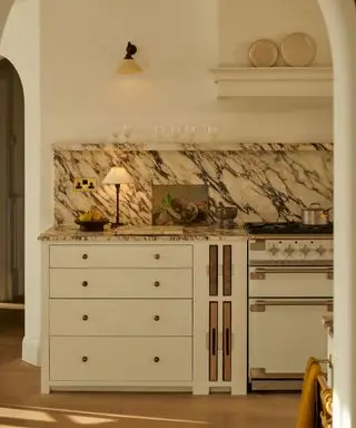 Cuisine neutre Neptune avec armoires de style shaker et comptoir et dosseret en marbre