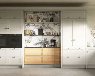 Jednostěnná kuchyně se skříňkami Shaker a mramorovou zadní stěnou