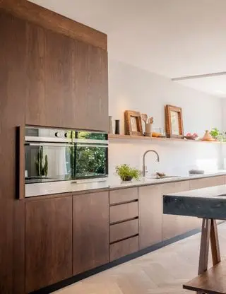 Jednostěnná kuchyně s dřevěnými skříňkami