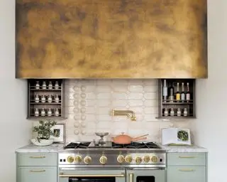 Nowoczesna kuchnia z wzorzystym tyłem, niebieskimi szafkami i okapem