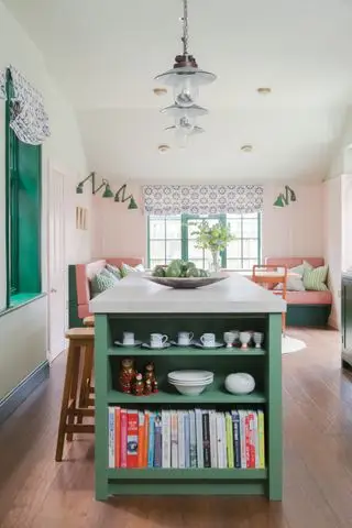 Cocina azul con isla decorada de forma sencilla