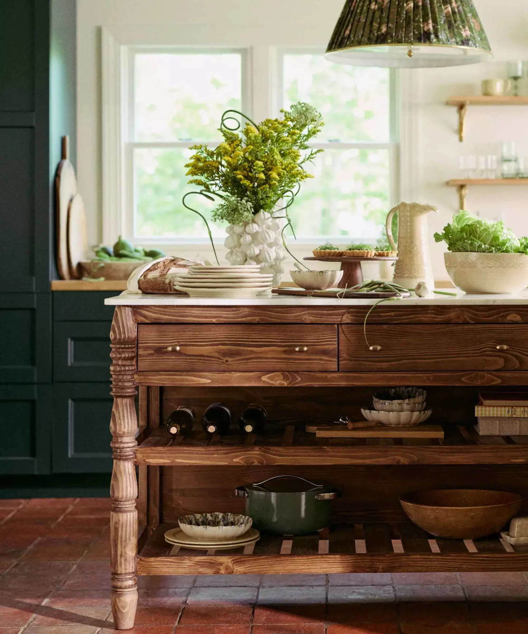 テラコッタ タイルとホスティング用スタイルの木製アイランド キッチンを備えたダーク グリーンのキッチン' loading='lazy' title=