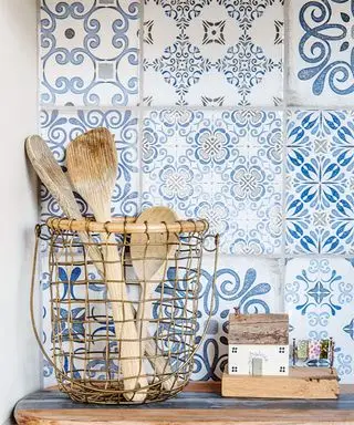 Carreaux muraux de cuisine à motifs bleus et blancs derrière un pot d'ustensiles