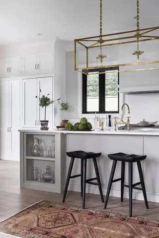 cuisine avec tapis turc, armoires modernes, sièges noirs et suspension tendance