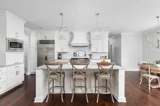 tabourets de bar de style café sur l'îlot de cuisine