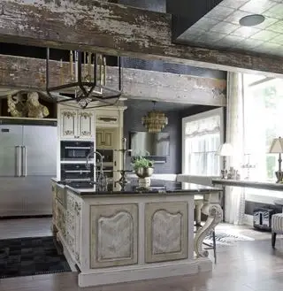 cuisines de style français avec hotte et armoires ornées