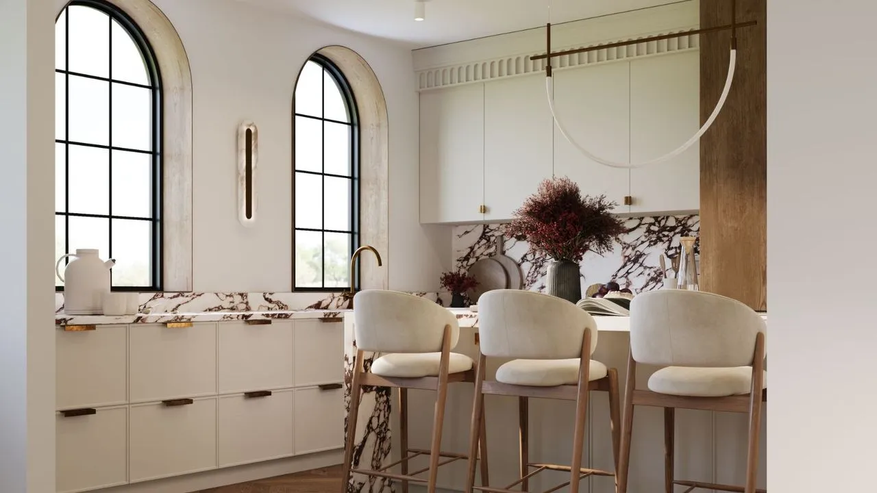 대리석 조리대와 청동 하드웨어를 갖춘 따뜻한 흰색 주방' loading='lazy' title=
