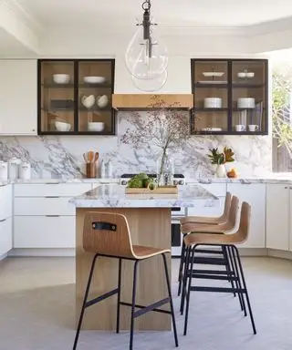 Cuisine noire et blanche avec îlot en marbre