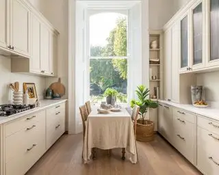 Cuisine beige avec armoires de style Shaker et table îlot