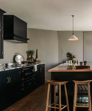 9 tendances de couleurs d’armoires de cuisine à essayer en 2024 – les neutres chauds, les nuances maussades et les tons terreux sont au premier plan