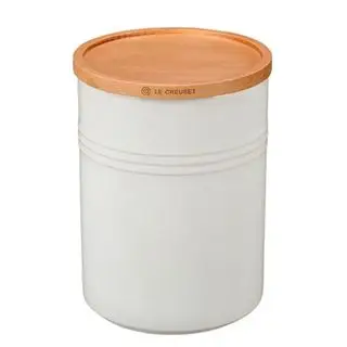 מיכל אבן Le Creuset על רקע לבן