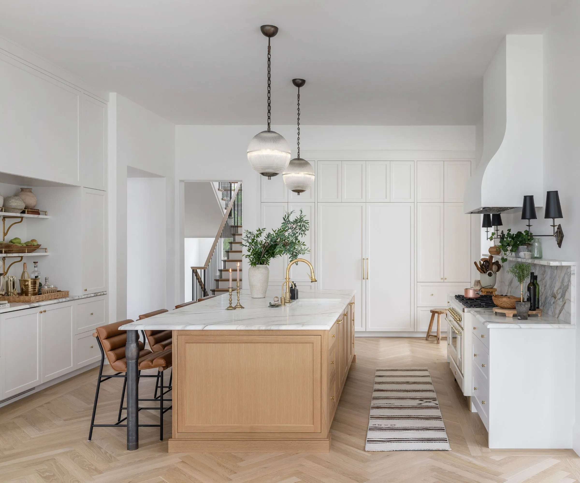 화이트 캐비닛과 나무 아일랜드를 갖춘 무채색 주방' loading='lazy' title=