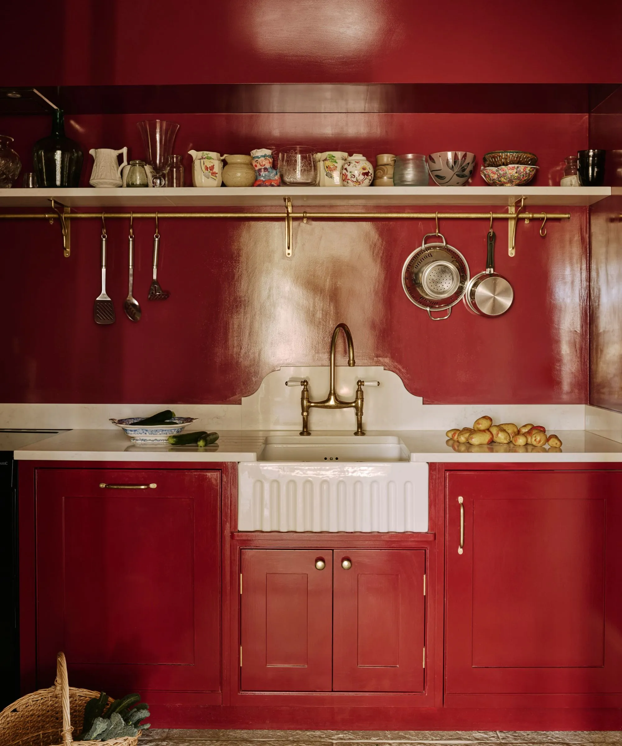 래커페인트로 마감한 레드 컬러의 흠뻑 젖은 주방' loading='lazy' title=