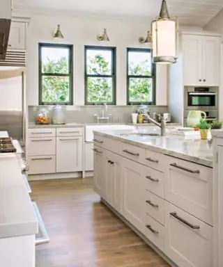 Cocina moderna de estilo rústico con luz de farol