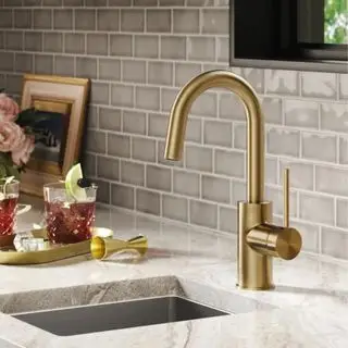 Fregadero de cocina con grifo dorado