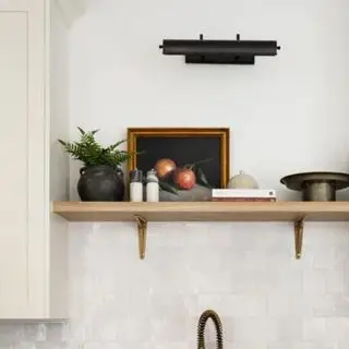 Estante de cocina con bodegón pintado sobre naranjas.