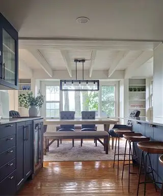 Cocina moderna de estilo rústico con gabinetes azules y vidrio estriado.