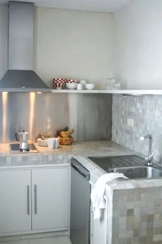 타일로 마감된 주방 조리대가 있는 회색 주방