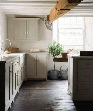 Kopy na nohách alebo sokle