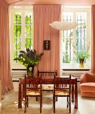 Salle à manger avec deux fenêtres conçue par Laura Gonzalez