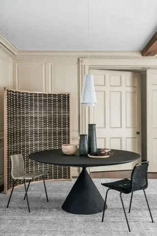 Avez-vous besoin d'une lumière au-dessus d'une table à manger ? Les designers offrent leurs conseils d'experts