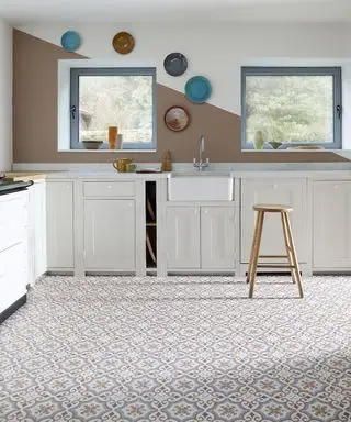 Une cuisine avec un sol en carrelage vinyle au motif méditerranéen