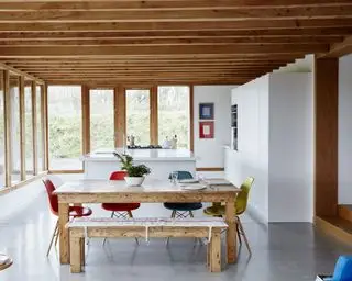 Une grande cuisine ouverte avec des idées de revêtement de sol en vinyle gris et un plafond avec poutres apparentes en bois.