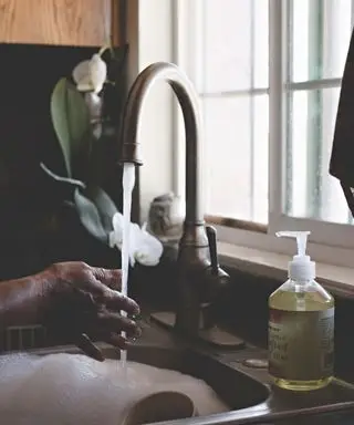 Quelqu'un fait la vaisselle dans un évier de cuisine