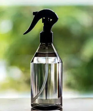 J'utilise du vinaigre pour déplacer la graisse cuite sur ma friteuse à air – mais mon conseil de nettoyage s'accompagne d'une mise en garde